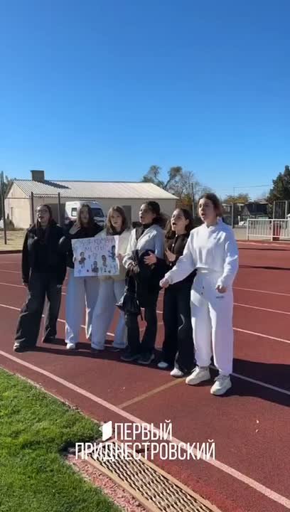 Мяч летит, ворота ждут! Пятнадцатые вперёд идут!