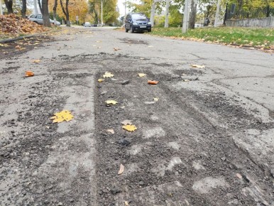 История под ногами. На улице Пушкина, возле гимназии и медколледжа, во время ремонта дороги рабочие снова обнаружили старую брусчатку