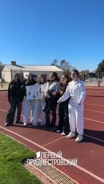 Мяч летит, ворота ждут! Пятнадцатые вперёд идут!