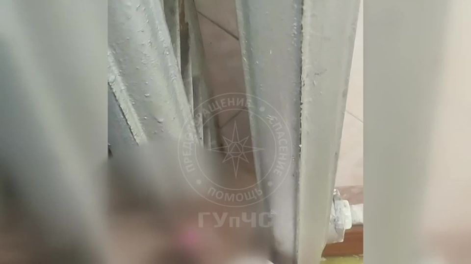 Рука ребенка застряла в батарее — на помощь пришли спасатели