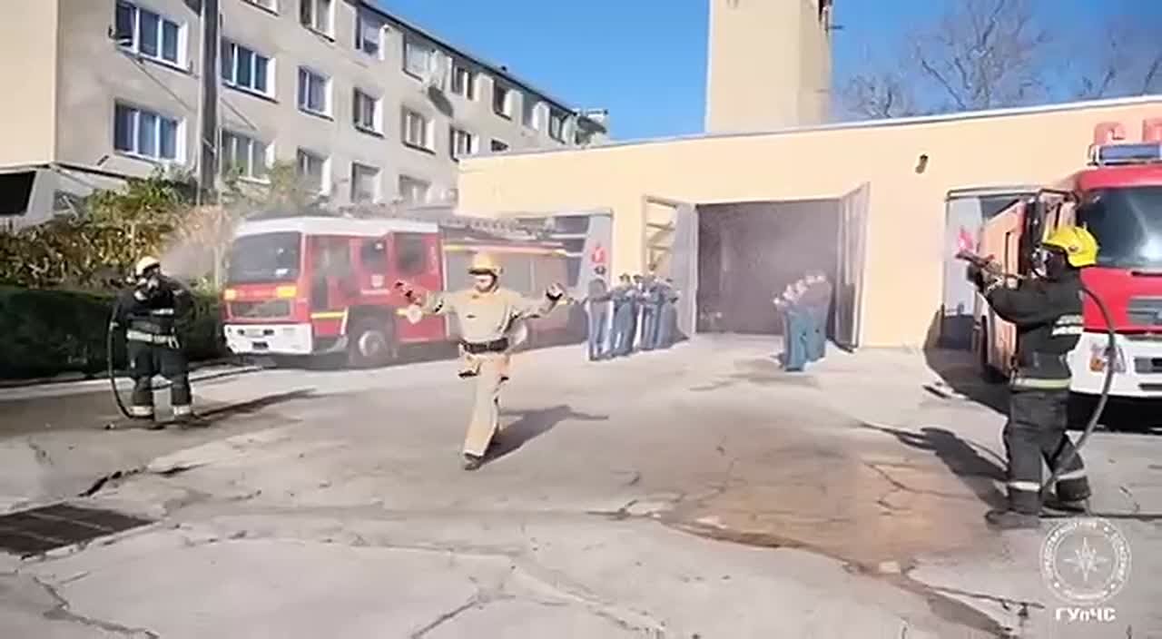 Водная завеса под звуки сирен: в столице проводили на пенсию Петра Мальцева