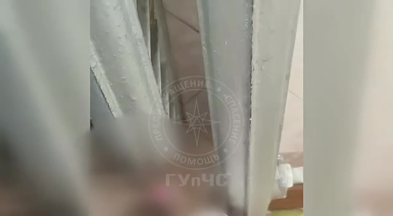 Столичные пожарные 29 октября помогли плачущей маленькой девочке, рука которой застряла между секциями батареи центрального отопления