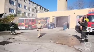 Водная завеса под звуки сирен: в столице проводили на пенсию Петра Мальцева