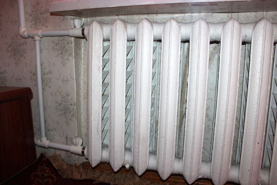 Столичные спасатели освободили руку маленькой девочки, застрявшую в секции отопления