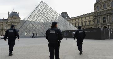 Figaro: Среди грабителей Лувра оказались сотрудник спецназа, таксист и мигрант