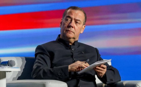 Медведев назвал министра обороны Бельгии имбецилом и поздравил «всех друзей России» с успешным испытанием «Посейдона»