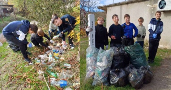 А это ребетя из второй парканской школы убирают за взрослыми возле остановки на Тирасполь у арки