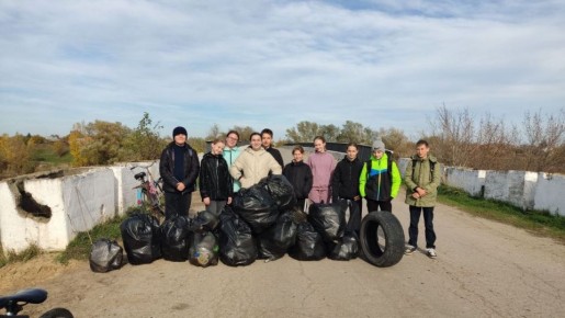 Школьники в Коротном убрали мусор на берегу Днестра