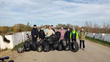Шестиклассники из села Коротное убрали берег Днестра
