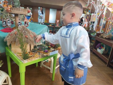 5-летний Саша сегодня одновременно и автор работы, и участник концерта