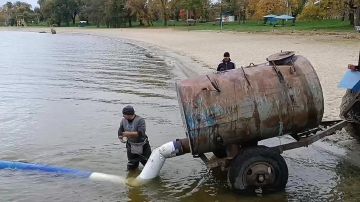 Вот так сеголетки карася отправляются на постоянное место жительства в Кучурганское водохранилище