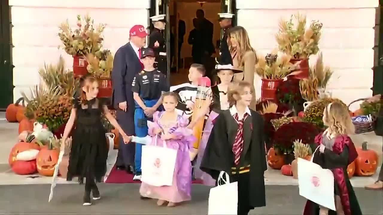 Трамп отмечает Хэллоуин: он положил сладости прямо на голову миньона, а также оценил костюм унитаза