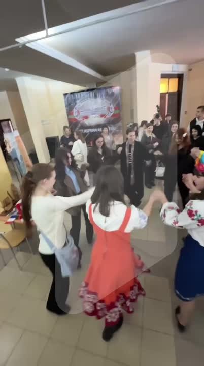 Юрфак учит определять преступников по фото, филологи танцуют хору, экономисты придумали игру с призами