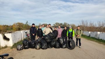 Школьники в Коротном убрали мусор на берегу Днестра