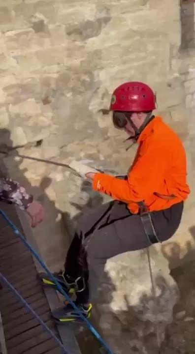 Учительница из Бендер спускается на веревке в последний день первой четверти со стены крепости