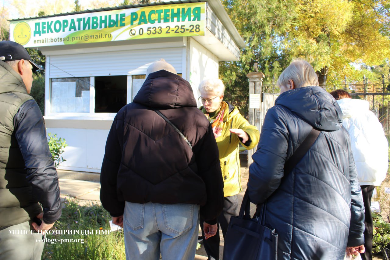 Как отметил директор босада Валерий Старыш, в этом году участников мероприятия- представителей организаций, предпринимателей и частных лиц, предложивших свои растения для экспозиции и продажи, в два раза больше чем в 2024...