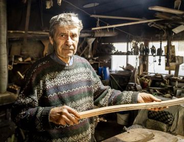 В его руках обычное дерево оживает и становится искусством