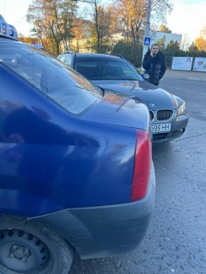 Парк победы , ехали , таксист не пропустил БМВ при начале маневра