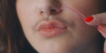 Усы массово вырастают у девочек-подростков по всей России — врачи фиксируют всплеск обращений