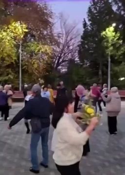 Рыбничане активного возраста успели поймать последние тёплые выходные этой осени и устроили танцевальный вечер