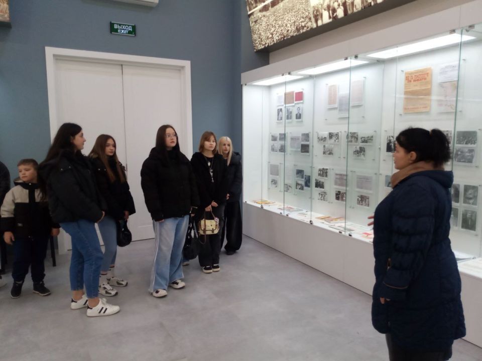 Рыбницкие школьники вместе с журналистами газеты «Приднестровье» посетили Историко-краеведческий музей в столице, посмотрели музей ретроавтомобилей и Партизанскую деревню