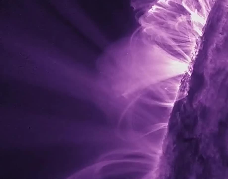 Активный центр, вспышки из которого уже на этой неделе могут начать влиять на Землю, полностью вышел на видимую сторону Солнца