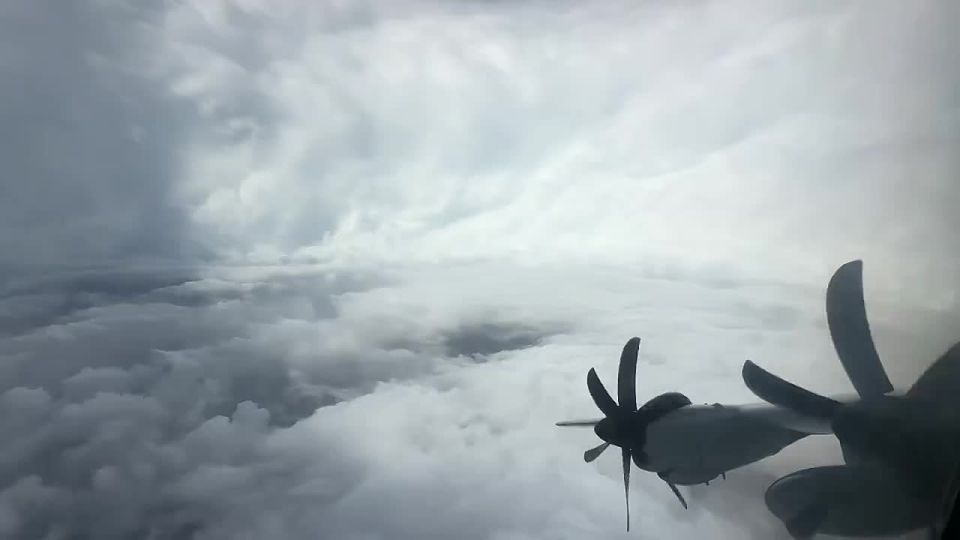 Самолёт-«охотник за ураганами» пролетел через центр урагана «Мелисса» — шторма 5-й категории и самого мощного в мире в 2025 году