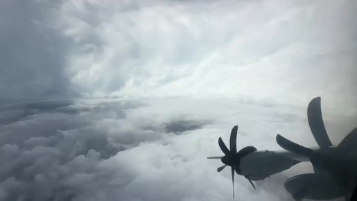 Самолёт-«охотник за ураганами» пролетел через центр урагана «Мелисса» — шторма 5-й категории и самого мощного в мире в 2025 году