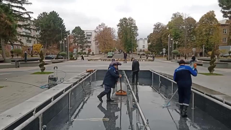 Фонтаны готовят к зиме. Городские службы проводят сезонные работы по подготовке фонтанов к холодам