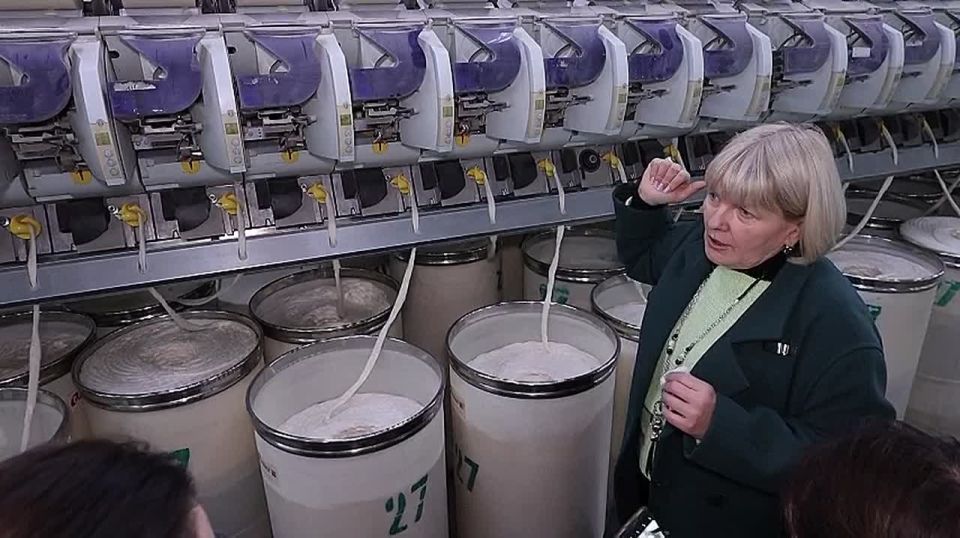 Комиссия «Приднестровского качества» фотографирует, как на «Тиротексе» современные прядильные машины превращают мягкий хлопок в прочную нить, из которой делают ткань для постельных комплектов