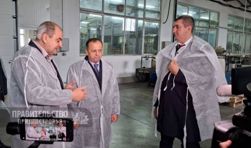 В ходе визита премьер побывал на одном из старейших и крупнейших предприятий пищевой промышленности Приднестровья – Каменском консервном заводе