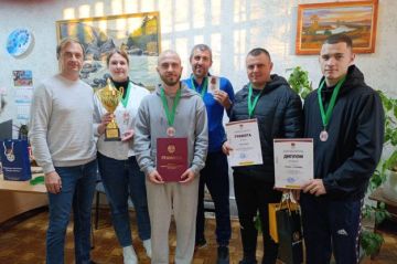 Футболисты и тренеры рыбницкой «Искры» получили государственные награды