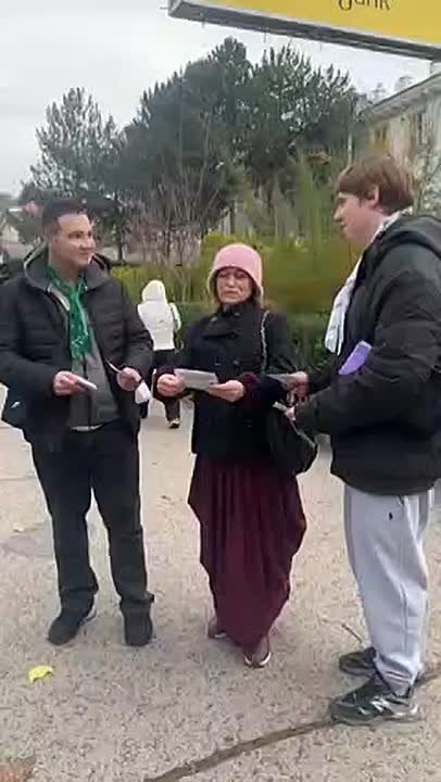 В День народного единства студенты техникума коммерции поздравляли приднестровцев: совместно с партией «Обновление» раздавали флаеры возле Центральной почты