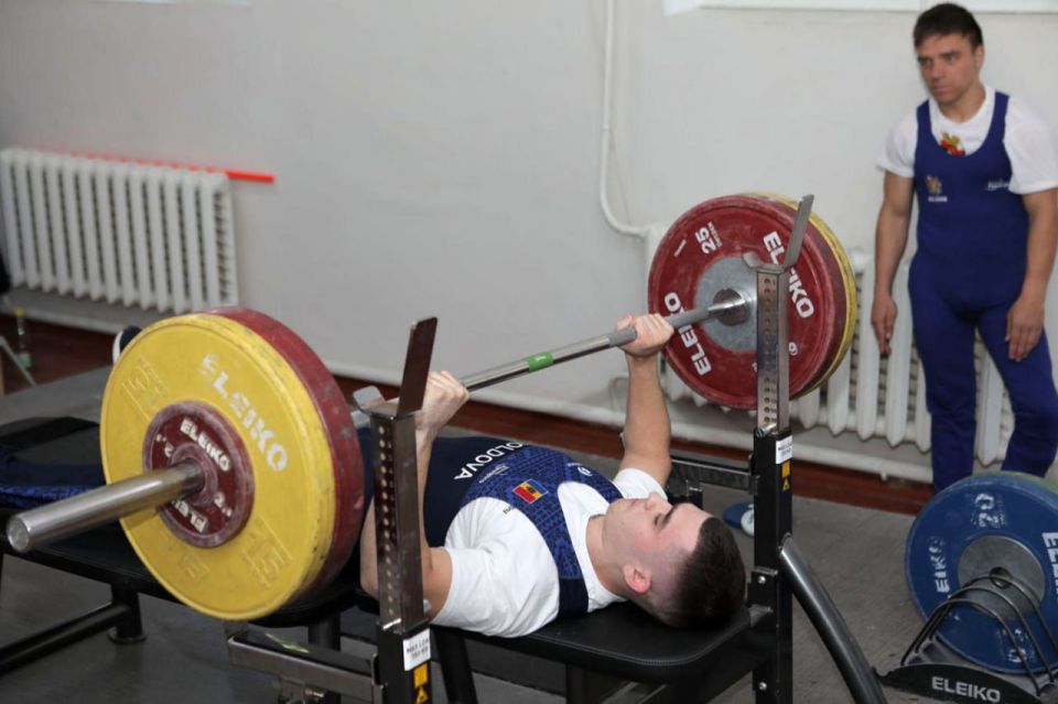 Егор Брикульский из Дубоссар выиграл «золото» чемпионата Кишинёва по парапауэрлифтингу