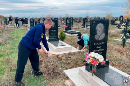 Чтим и помним!. В преддверии Дня милиции, 4 ноября, курсанты Тираспольского юридического института МВД ПМР провели традиционную акцию памяти: навели порядок на могилах ветеранов Великой Отечественной войны на кладбище...