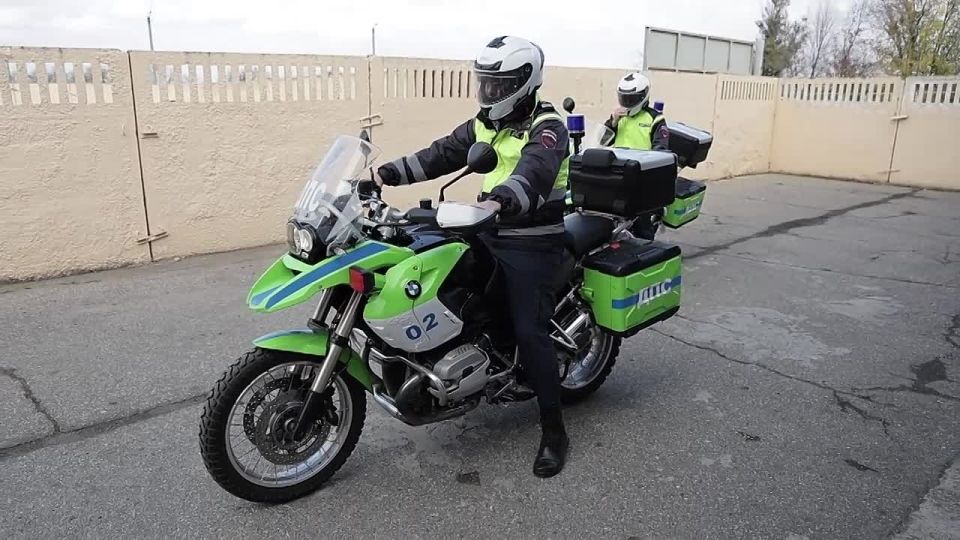Оказывается ДПС тоже катается на БМВ - на таких мотоциклах сотрудники ловят мотоциклистов-нарушителей, сопровождают иностранных послов и автобусы футбольных клубов