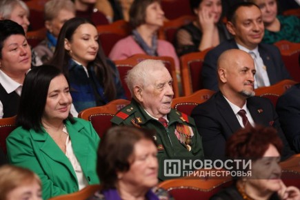 На праздничном концерте в честь 80-летия «Одемы» присутствует почетный гость — ветеран Великой Отечественной войны Владимир Громов