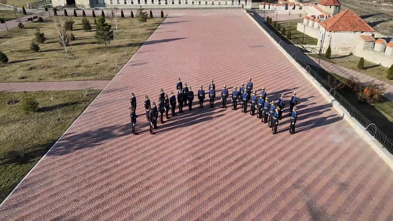 Спина, как натянутая струна, чёткий выход, строгое соблюдение интервалов и дистанций