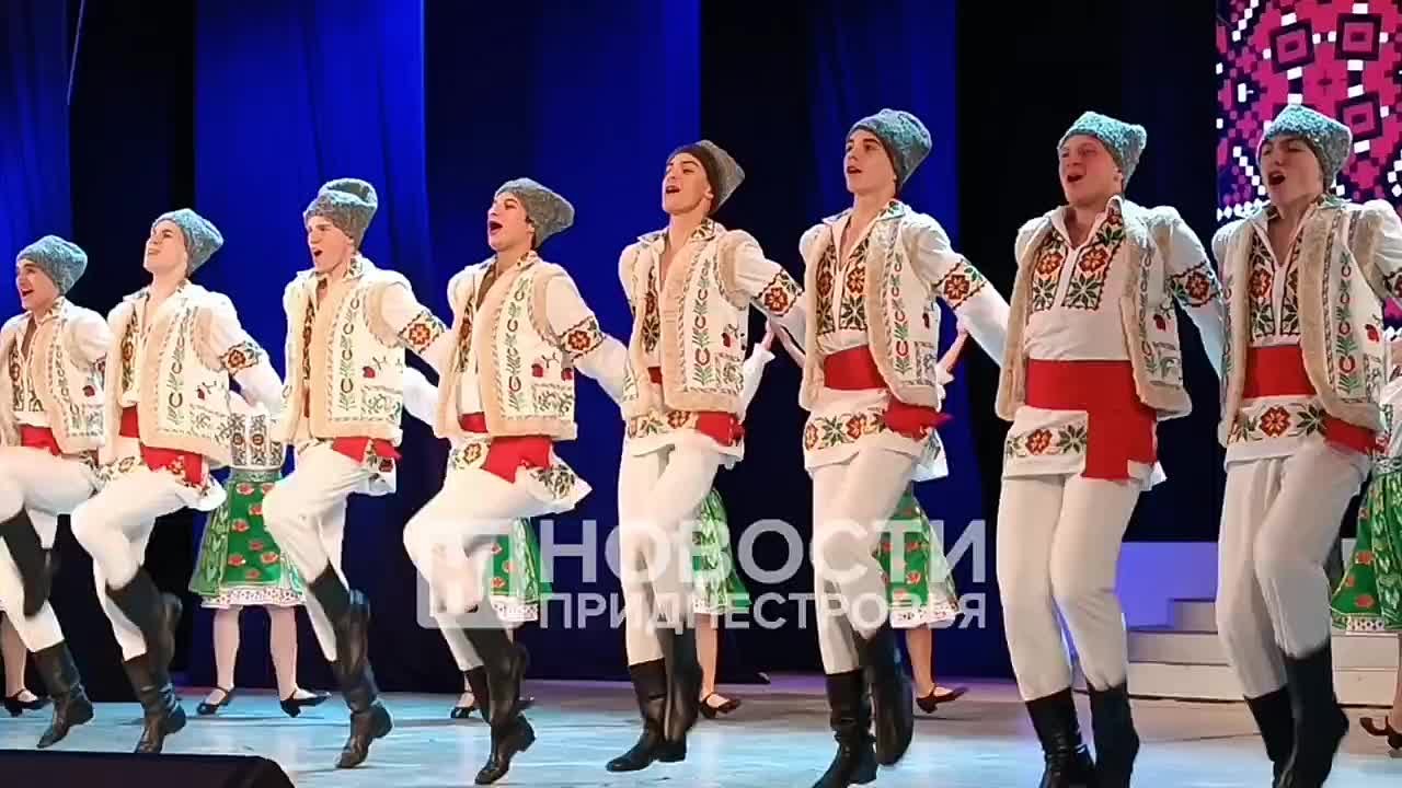 Ансамбль танца и народной музыки «Виорика» сегодня выступил в костюмах, изготовленных мастерами швейной фабрики «Одема»