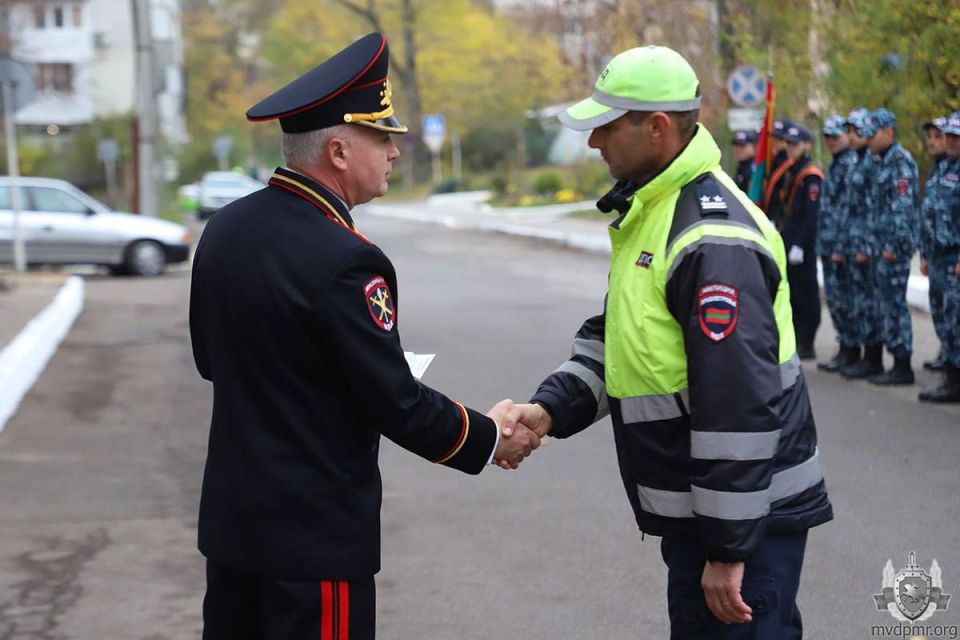 Верность присяге. В преддверии Дня милиции, 6 ноября, в столичном УВД состоялась церемония приведения к присяге сотрудников, впервые принятых на службу в органы внутренних дел ПМР