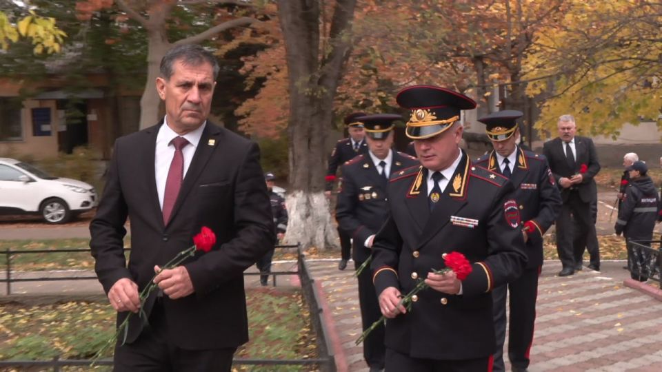 В завершение мероприятия участники почтили минутой молчания память сотрудников, погибших при исполнении служебного долга, и возложили живые цветы к мемориальному знаку