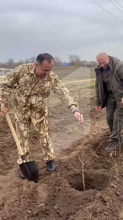 Премьер Александр Розенберг и министры сменили костюмы на спортивную форму и отправились на субботник в Слободзейский район