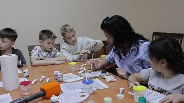 Школьники на спорткомплексе нарисовали новогодние витражи в последний день осеннего лагеря