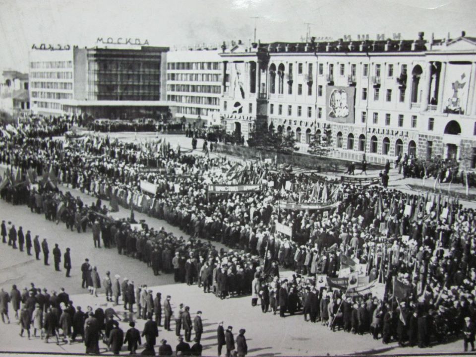 День в истории. В течение всей советской эпохи 7 ноября был «красным днём календаря», т.е. государственным праздником СССР, который отмечали не только особым цветом в ежедневнике, но и обязательными демонстрациями...