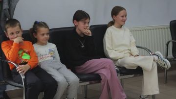 Дочки и сыновья сотрудников «Тиротекс-энерго» смотрят мультик про синий трактор у родителей на работе