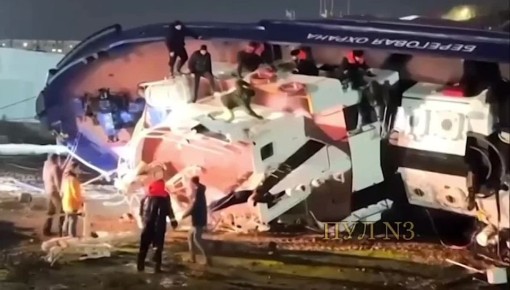 На Камчатке корабль с людьми завалился на бок