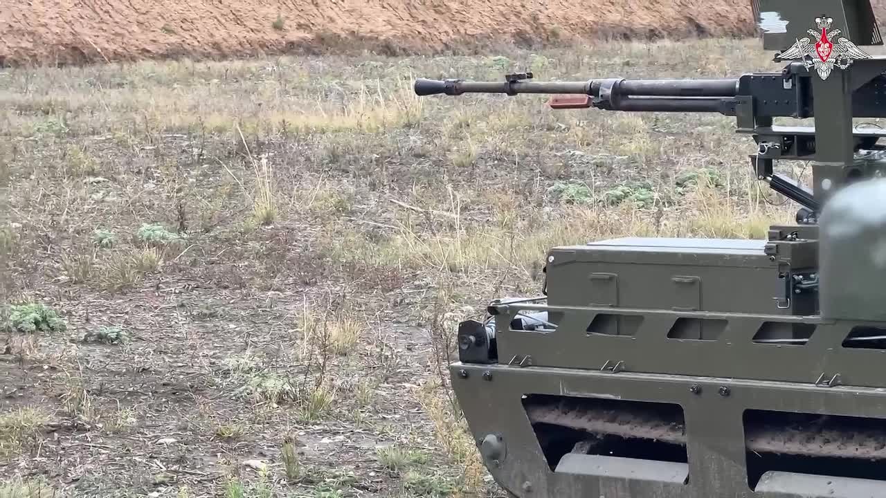 Операторы наземных робототехнических комплексов «Курьер» 68-го армейского корпуса группировки «Центр» отрабатывают стрельбу в тыловом районе зоны СВО