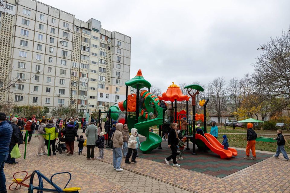 Детский городок открыли в тираспольском сквере «Западный»