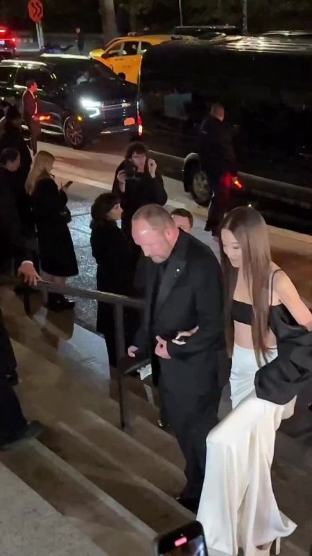 Это модельер Вера Вонг и ей 76 лет — да, она родилась в 1949 году