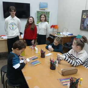 Сегодня проводить "Волшебную мастерскую" сотрудникам Приднестровского государственного художественного музея помогали студенты кафедры "Архитектура и дизайн" БПФ ПГУ